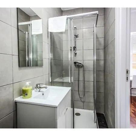 Houze Spacious 9 Bedroom Flat In Central Lisbon *